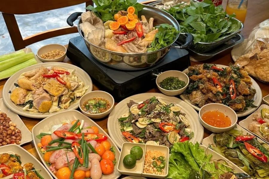 Quán lẩu gà lá é ngon khu vực Minh Khai Hà Nội