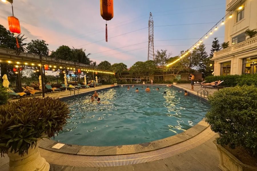 Khách sạn gần đầm Vân Long