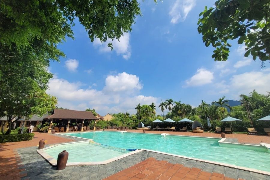 Khách sạn gần đầm Vân Long