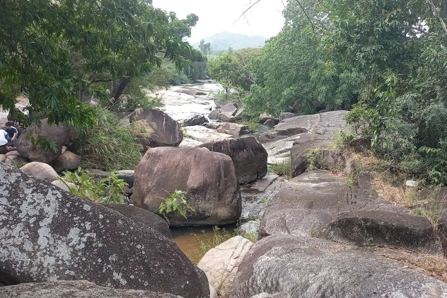Trekking dọc bờ suối