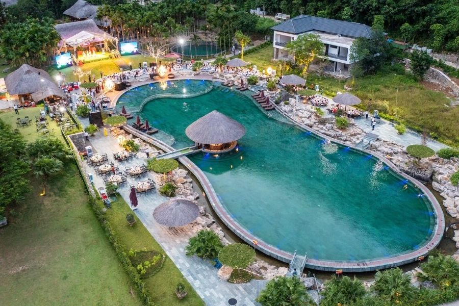 Hồ bơi trong khu Thung Nham Resort