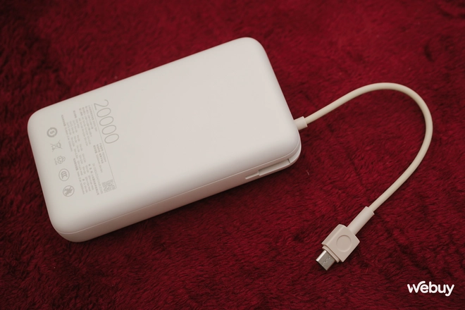 Chất liệu hoàn thiện của viên pin dự phòng này chủ yếu và là nhựa nhám với các góc cạnh được bo cong mềm mại. Tuy nhiên, chất liệu này khi bị bám bẩn thì rất khó để vệ sinh