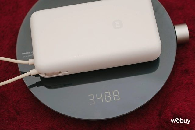 Do có dung lượng lớn tới 20.000mAh nên viên pin dự phòng này có trọng lượng khoảng 348 grams, tức nặng gấp rưỡi một chiếc iPhone 15 Pro Max. Được biết, Bên trong, bên trong thiết bị chứa hai cell pin lithium-ion 10.000mAh và tích hợp chip nhận dạng thông minh. Chip này tự động điều chỉnh dòng điện ra phù hợp với nhu cầu sạc của các thiết bị khác nhau, từ điện thoại thông minh, máy tính bảng đến tai nghe Bluetooth và đồng hồ thông minh