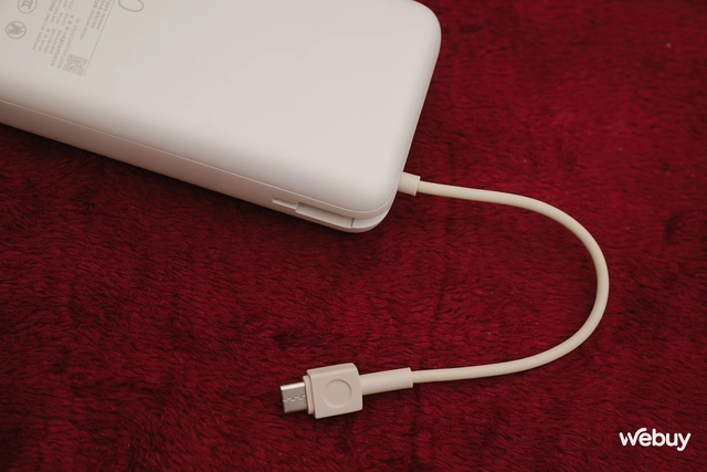 Điểm đặc biệt ở viên pin dự phòng này là khả năng tích hợp sẵn dây cáp USB-C cực kỳ tiện lợi, người dùng không cần phải sử dụng thêm một sợi cáp bên thứ 3. Sợi dây cáp này có độ dài ngắn, nhỏ gọn và có thể giấu ở cạnh hông của viên pin