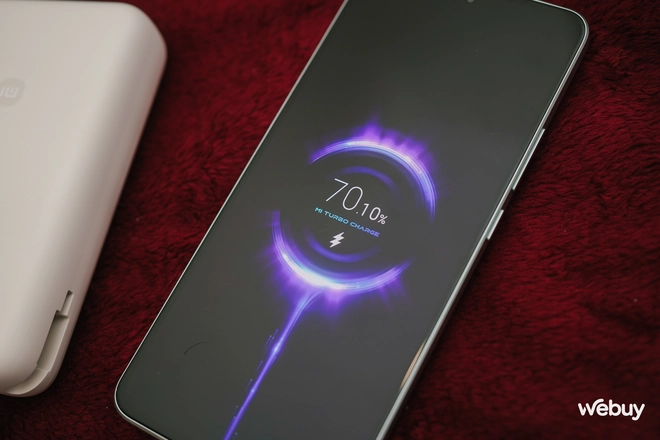 Là một sản phẩm của Xiaomi nên viên pin sạc dự phòng này sẽ tương thích nhất với điện thoại Xiaomi. Cụ thể, chúng tôi thử nghiệm sạc cho chiếc Xiaomi 13T Pro thì viên pin này có thể sạc được với chuẩn Turbo Charge của Xiaomi ở công suất 33W tối đa, ngoài ra củ sạc còn có thể cung cấp chuẩn sạc PD3.0 ở công suất 30W
