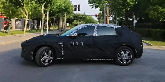 Mới đây, những hình ảnh thực tế được cho là của mẫu SUV đầu tiên của Xiaomi, Xiaomi MX11, đã được chia sẻ trên mạng xã hội. Những hình ảnh này cho thấy thiết kế của MX11 có nhiều điểm tương đồng với mẫu xe concept Xiaomi SUV được giới thiệu trước đây.