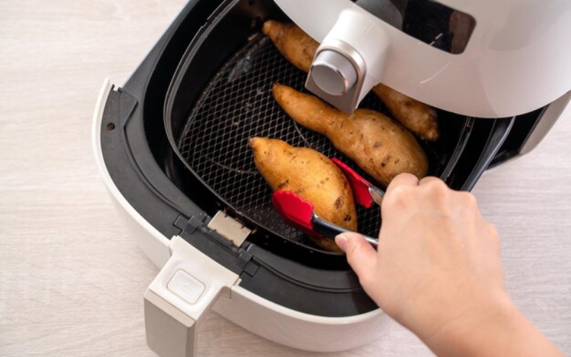 Kinh nghiệm mua nồi chiên không dầu - Vỉ chiên được thiết kế chống dính đa lớp, dễ dàng làm sạch và ít bị bong tróc