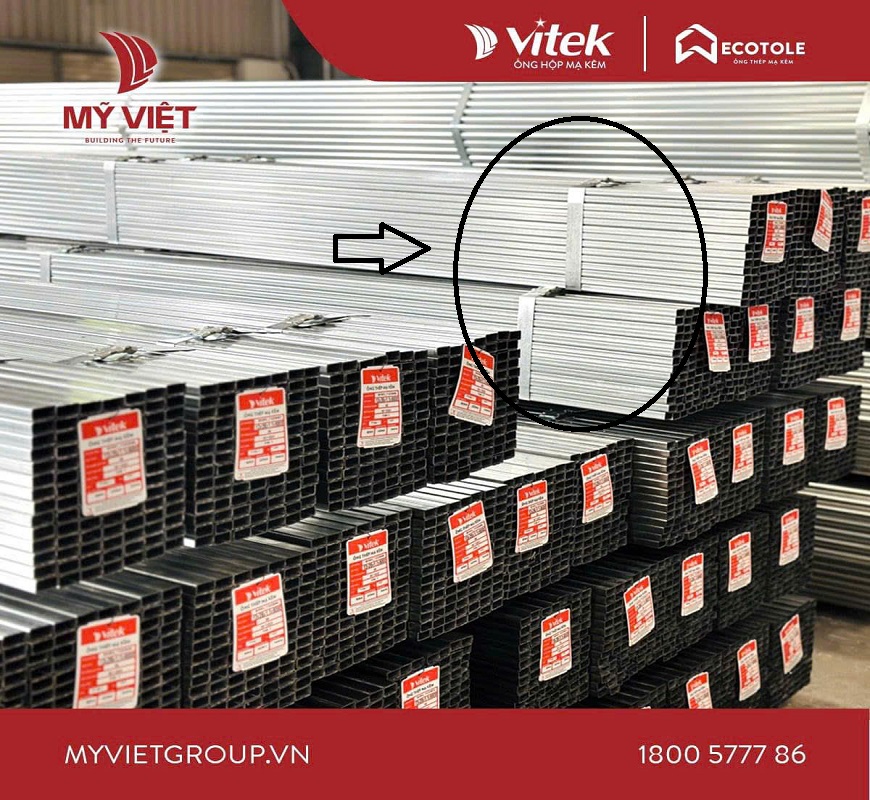 Các cây ống thép hộp mạ kẽm Vitek sẽ được bó bằng đai ống màu đỏ đậm với khóa đai trắng và có in dập nổi logo Vitek