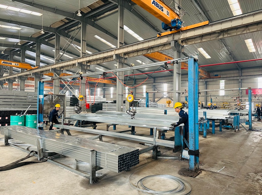 Công nhân tại Nhà Máy Mỹ Việt đang thực hiện sắp xếp và bó cây ống thép hộp mạ kẽm Vitek