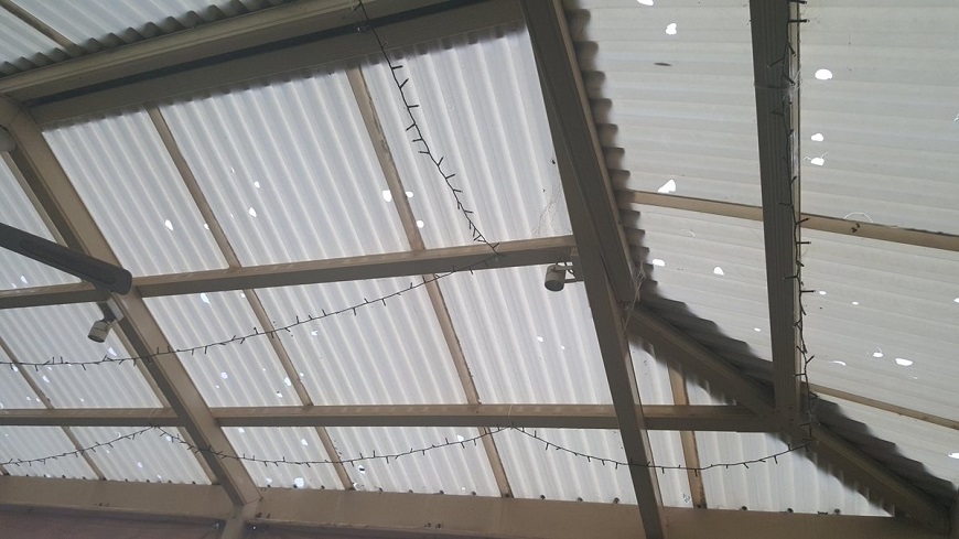 Những loại tấm lợp lấy sáng làm giả dễ bị hỏng hóc chỉ sau một thời gian ngắn sử dụng kèm với độ trong suốt giảm sút