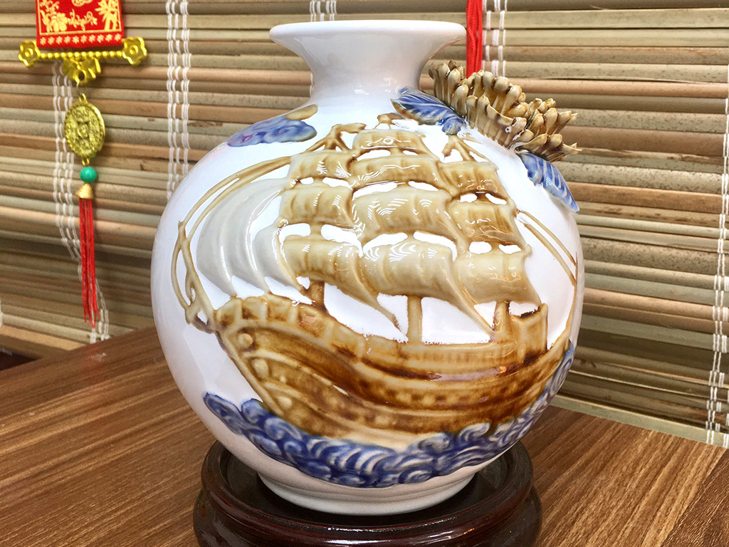 Bình Hút Lộc Màu Trắng Đắp Nổi Thuận Buồm Xuôi Gió - Gốm Sứ Bát Tràng - Phúc Lộc Viên Minh