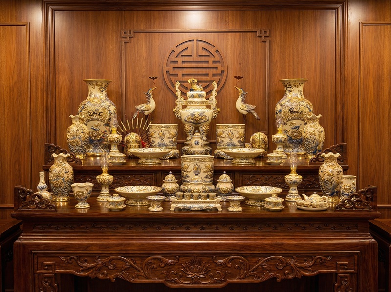 Bộ đồ thờ gốm sứ Bát Tràng trên ban thờ tam cấp