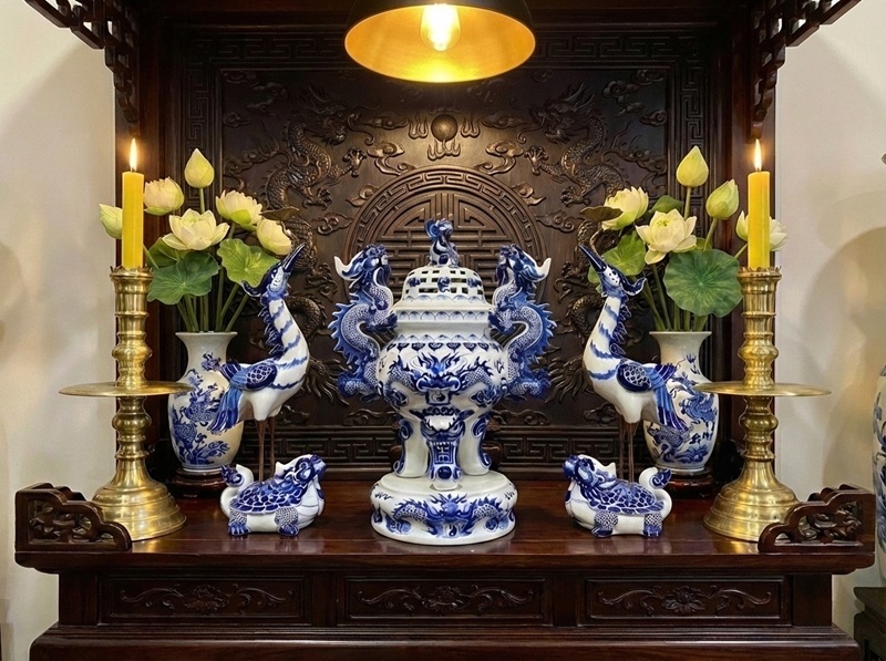 Bộ tam sự men lam
