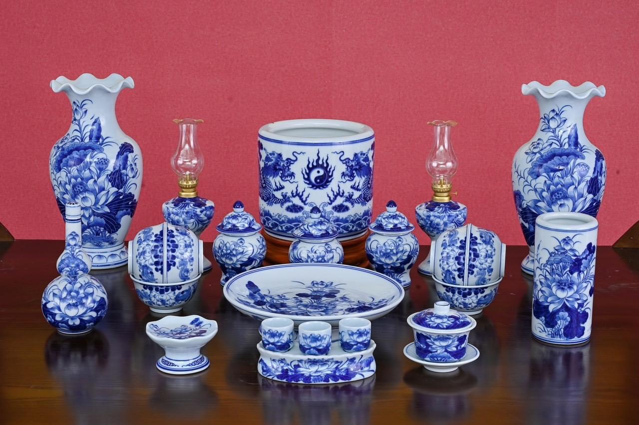 Cách Bài Trí Bát Thờ Cúng Trên Bàn Thờ Gia Tiên - Gốm Sứ Phúc Lộc Viên Minh