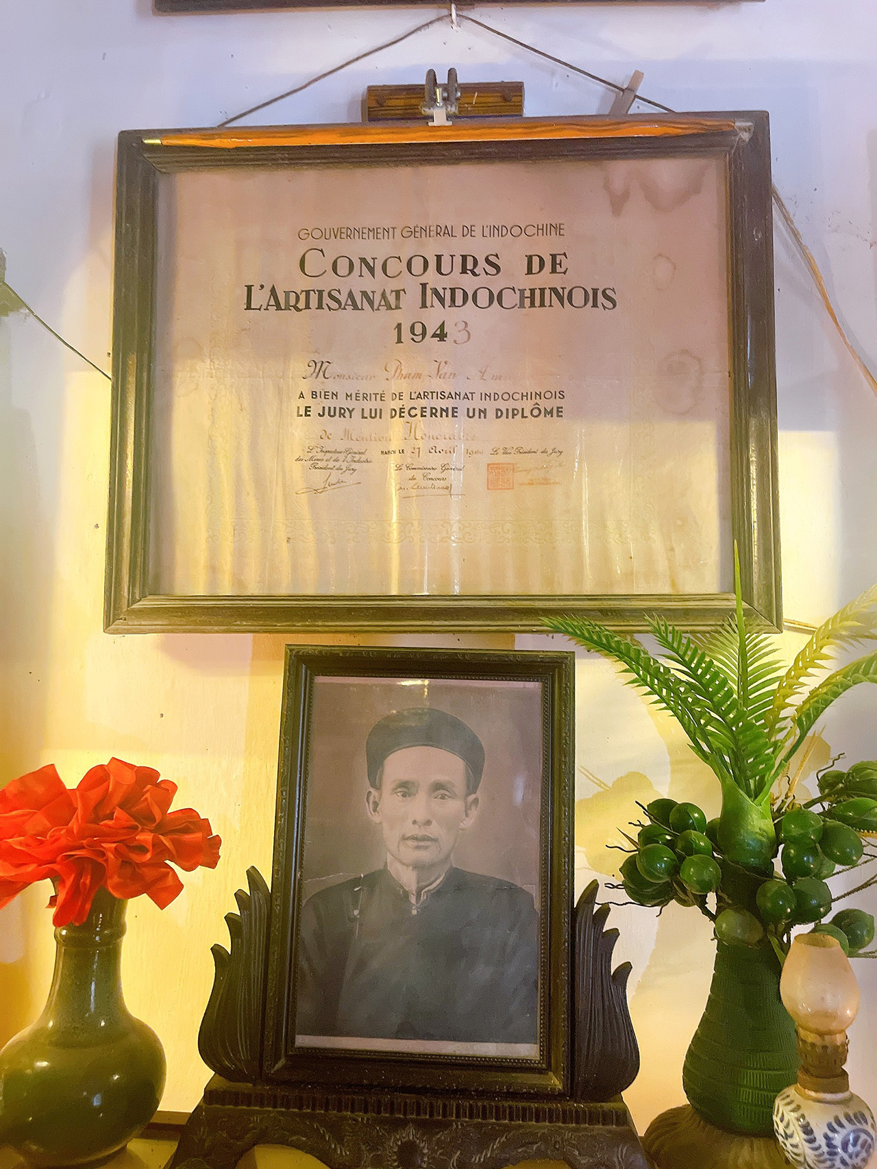 Ảnh thờ cố Nghệ Nhân Phạm Văn Ẩm và Chứng nhận Nghệ nhân Gốm sứ Đệ Nhất Đông Dương