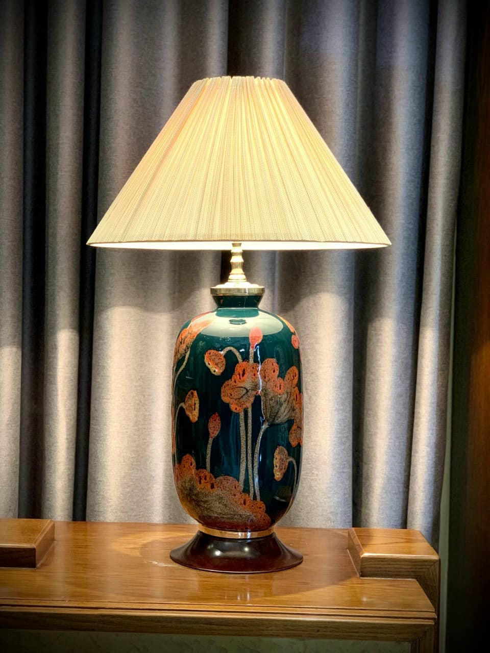 Đèn Ngủ Bàn Gốm Sứ Bát Tràng Họa Tiết Sen Cao Cấp