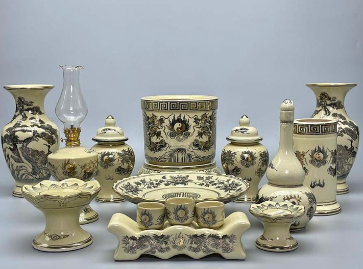 Họa Tiết Song Long Chầu Nguyệt Trên Sản Phẩm Gốm Sứ - Phúc Lộc Viên Minh