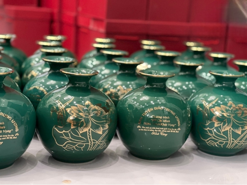 Kiểm Tra Chất Lượng Và Đóng Gói Sản Phẩm - Gốm Sứ Cao Cấp