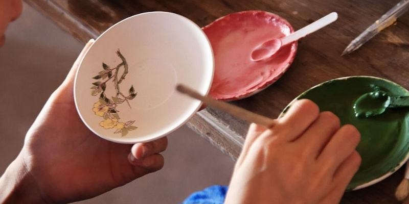 Kỹ Thuật Vẽ Bằng Màu Trên Sành Cho Các Sản Phẩm Gốm Sứ Bát Tràng