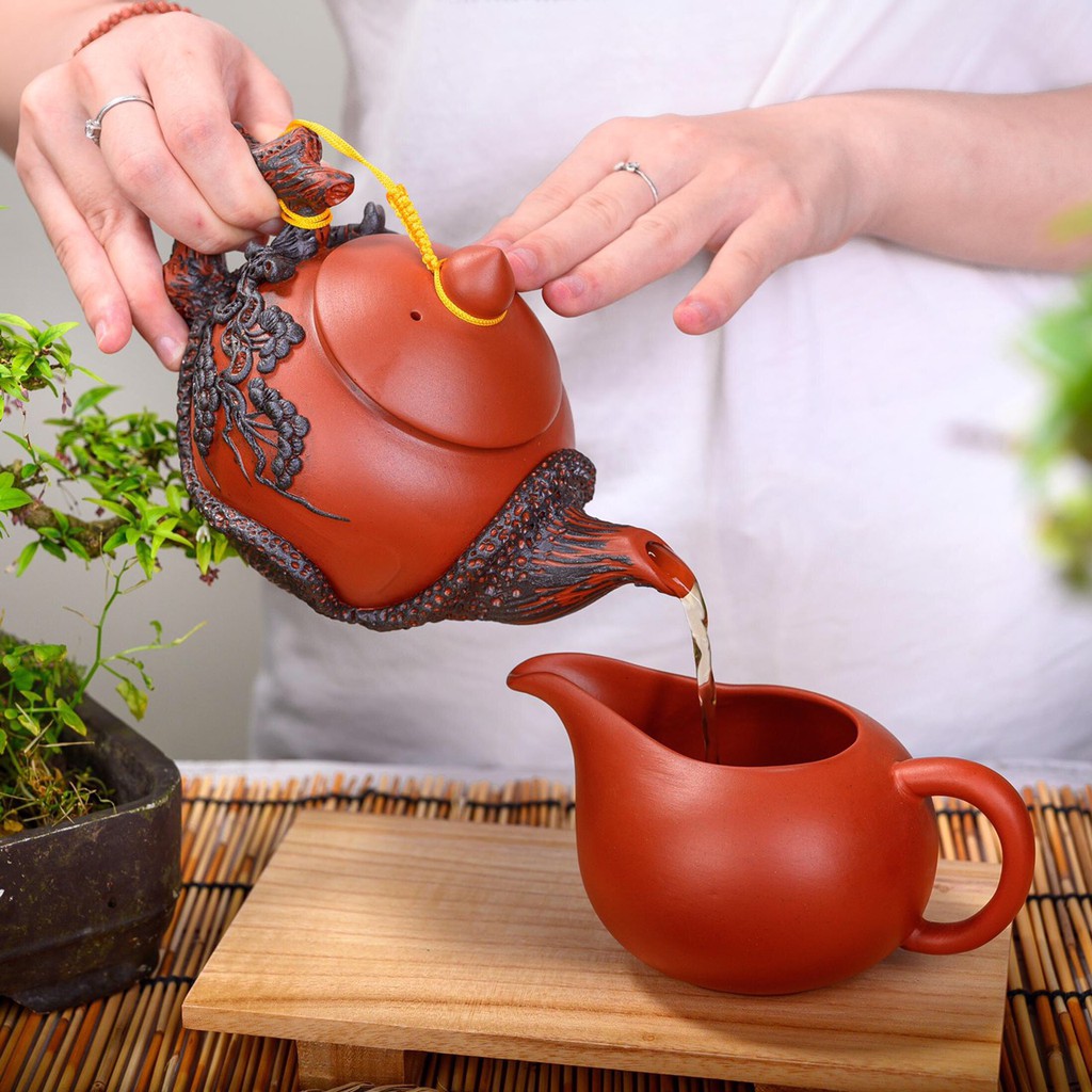 Nước Từ Ấm Được Rót Vào Chén Tống Trước