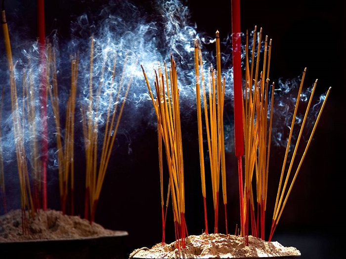 Thời Điểm Nào Thích Hợp Để Rút Chân Nhang - Gốm Sứ Phúc Lộc Viên Minh