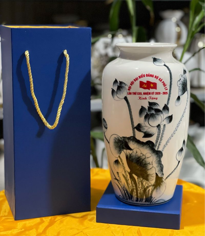 Ứng Dụng Thực Tế Của Lọ Hoa Gốm Sứ In Logo Trong Doanh Nghiệp - Phúc Lộc Viên Minh