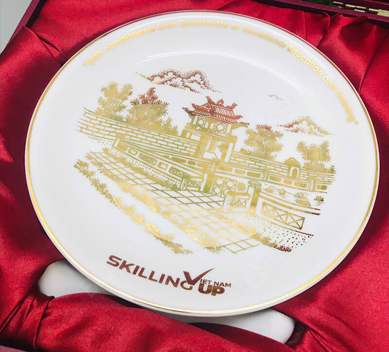Vì Sao Nên Chọn Đĩa Cảnh In Logo Gốm Sứ Bát Tràng Làm Quà Tặng Doanh Nghiệp - Phúc Lộc Viên Minh