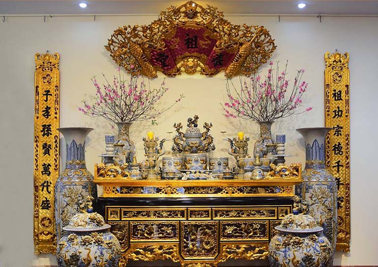Ý Nghĩa Của Bình Hoa Trên Bàn Thờ Gia Tiên - Gốm Sứ Phúc Lộc Viên Minh