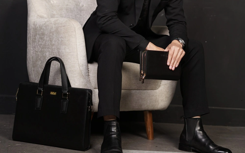 Túi xách màu gì dễ phối đồ? Top gam màu túi xách cân mọi outfit