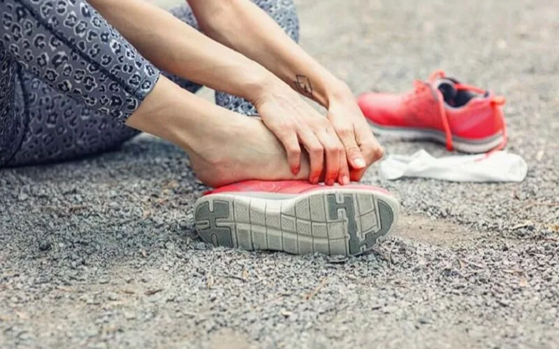 Mang giày bị đau gót chân: Nguyên nhân và cách khắc phục nhanh chóng
