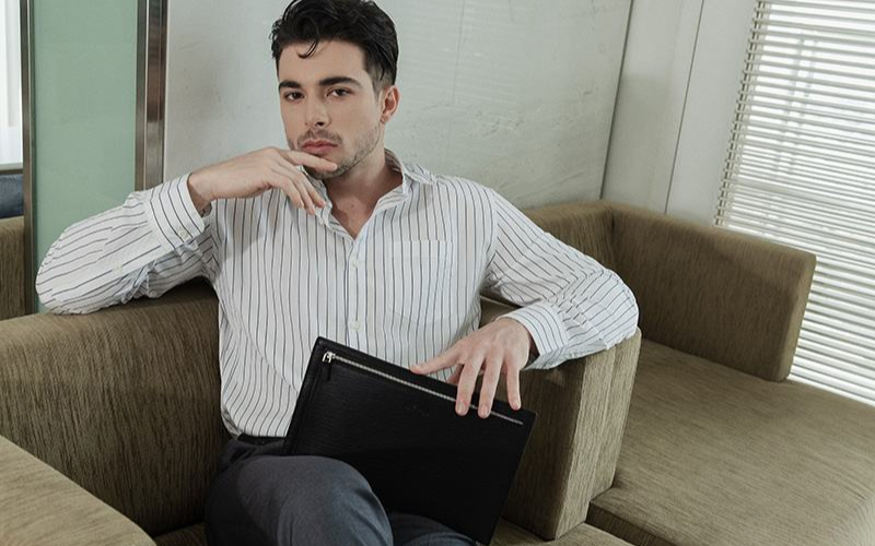 Bí Quyết Phối Đồ Với Ví Cầm Tay Nam Dành Cho Phái Mạnh