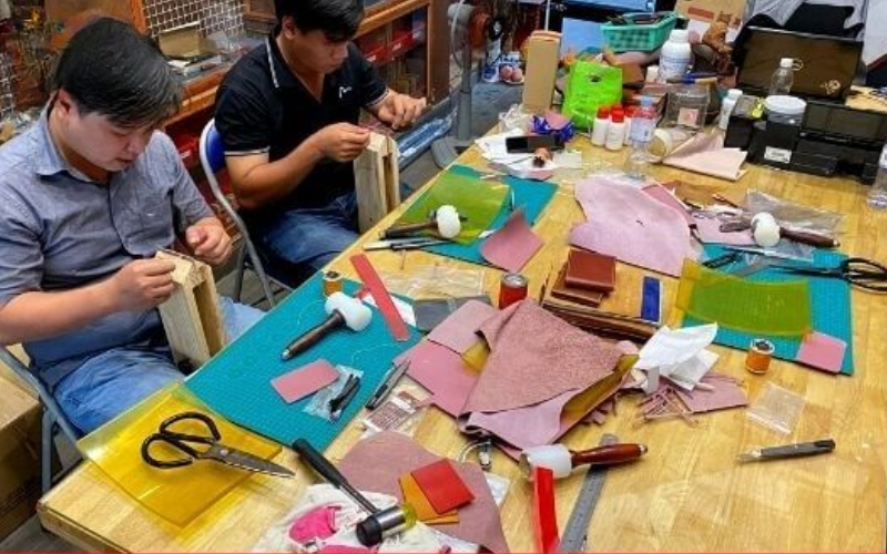 Hé lộ 8 workshop làm ví da hot hit mà bạn nên đăng ký ngay