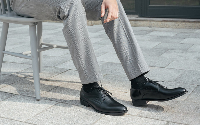 Bí quyết phối đồ với quần tây đen - trắng - xám cho chàng