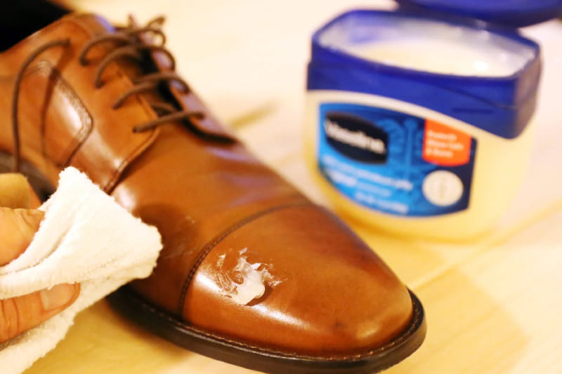 Dùng Vaseline làm mềm giày