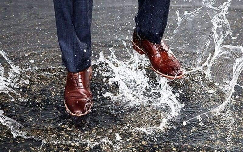 xử lý giày da bị ướt