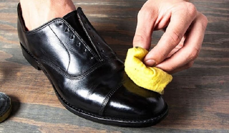 xử lý giày da bị ướt 2