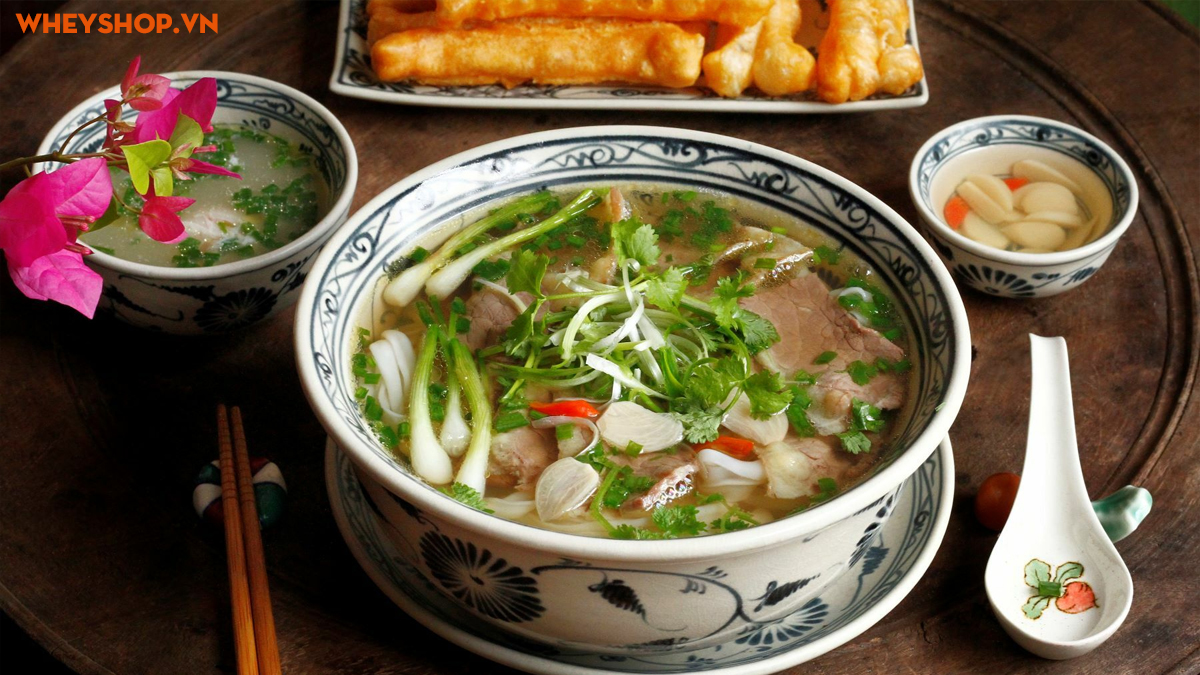 1 bát phở bao nhiêu calo? Bảng calo chi tiết & Mẹo ăn thông minh