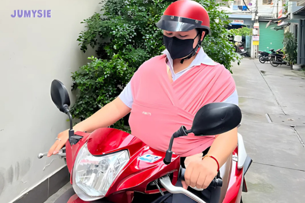Cách địu em bé đi xe máy đúng chuẩn