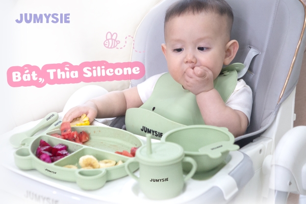 Dụng cụ ăn dặm cho bé gồm những gì? Bát, thìa silicone,...