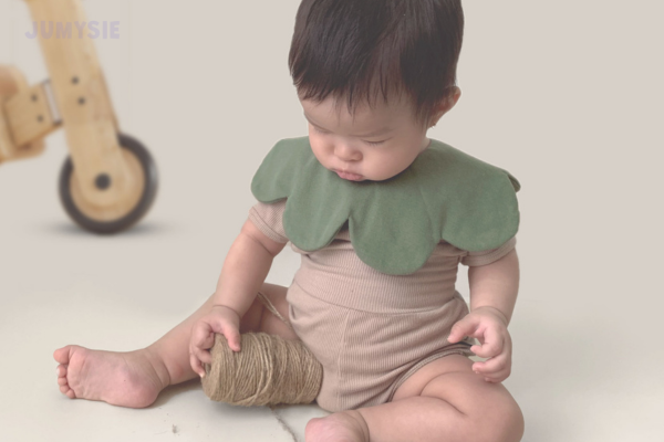 Yếm cổ tròn Jumysie làm từ chất liệu cotton rất dễ giặt và nhanh khô