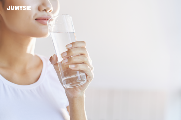 Mẹ nên uống đủ nước mỗi ngày (tối thiểu 2–3 lít) để duy trì lượng nước trong sữa