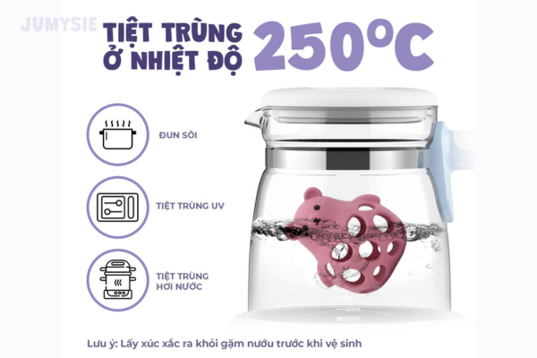 Vệ sinh trước khi sử dụng gặm nướu hình gấu