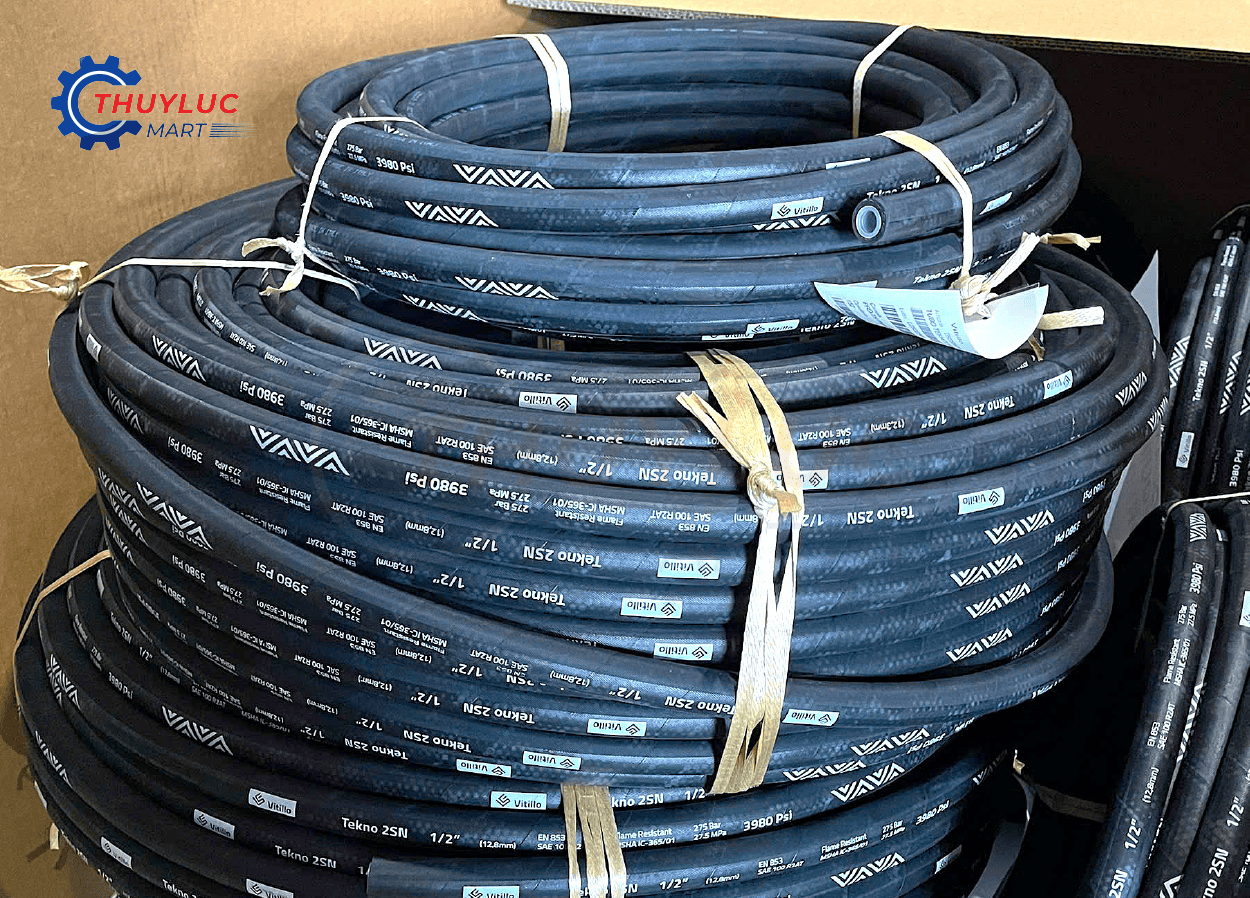 Cuộn ống thủy lực Vitillo Tekno 2SN chính hãng – ảnh chụp cận cảnh lớp vỏ và ký hiệu áp suất trên thân ống tại kho Thủy Lực Mart