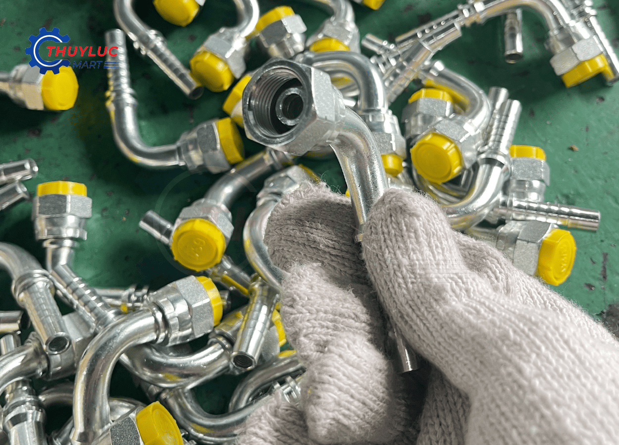 Đầu bấm thủy lực góc 90 độ – ren trong, mạ kẽm sáng, dùng cho ống 2SN/R2AT, sản phẩm phân loại số lượng lớn tại kho Thủy Lực Mart.