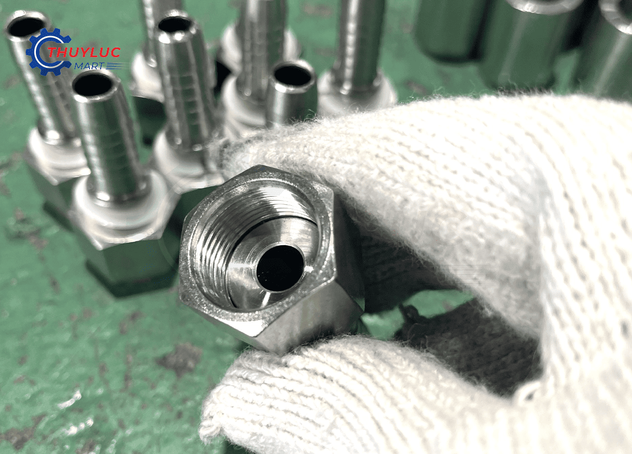 Đầu bấm thủy lực ren trong BSP – dạng thẳng, bề mặt mạ kẽm, phù hợp bấm cho ống R1AT/R2AT, sản phẩm có sẵn tại kho Thủy Lực Mart