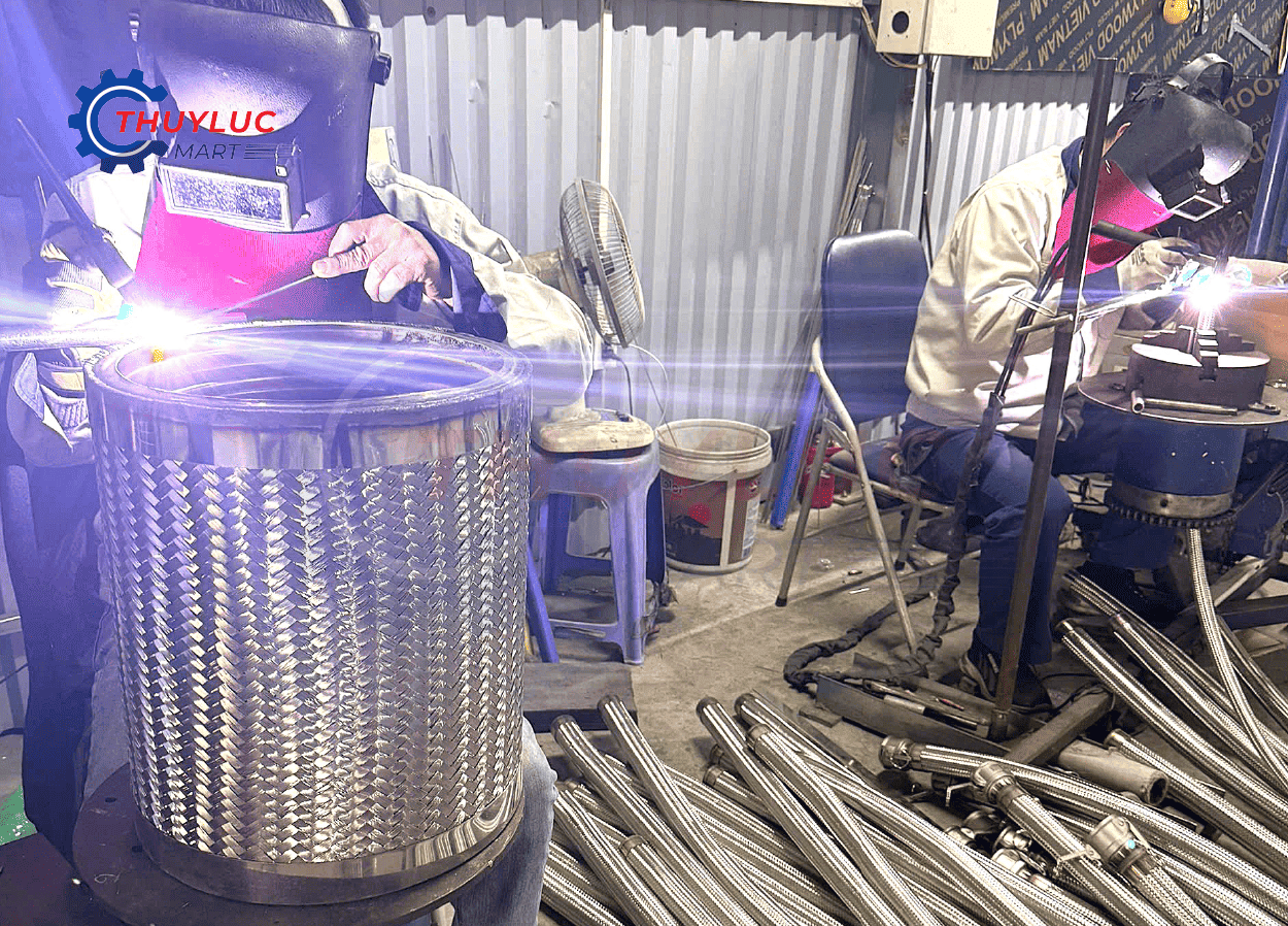 gia công khớp nối mềm inox tại xưởng Thủy Lực Mart, hàn chính xác theo bản vẽ kỹ thuật và tiêu chuẩn áp lực