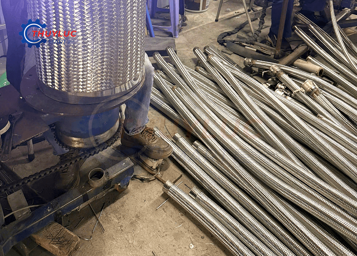 Ống mềm inox 304 1.1/2 inch bọc lưới inox, sản xuất theo chiều dài yêu cầu cho hệ thống công nghiệp