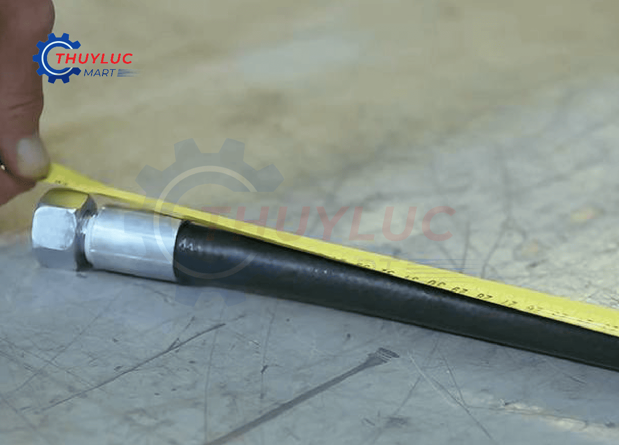 Đo chiều dài ống thủy lực trước khi cắt để đảm bảo kích thước chính xác khi bấm đầu nối
