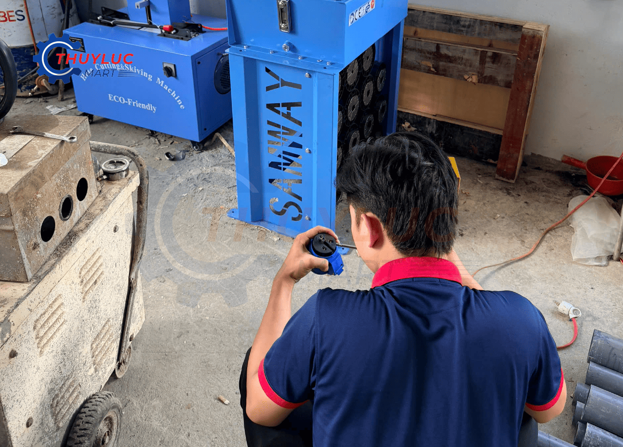 Nhân viên kỹ thuật Thủy Lực Mart nối điện cho máy bấm tại công trình