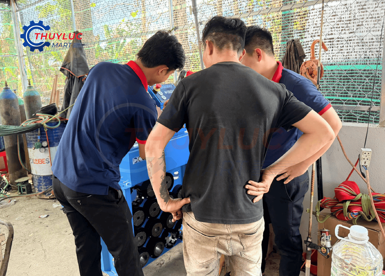 nhân viên kỹ thuật thủy lực mart bàn giao tận nơi máy bấm ống cho cồng trình tại Đồng Nai